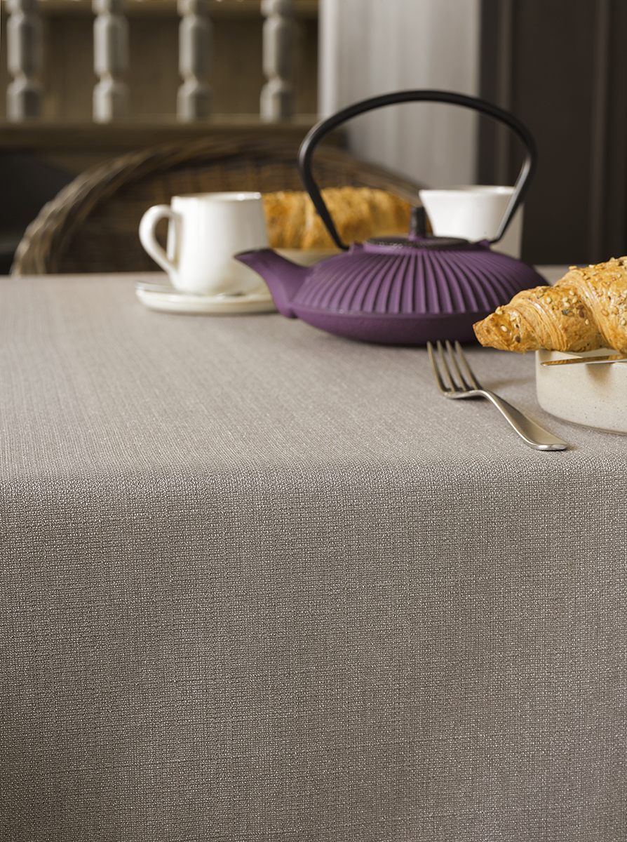 Polyester table linen with flax look