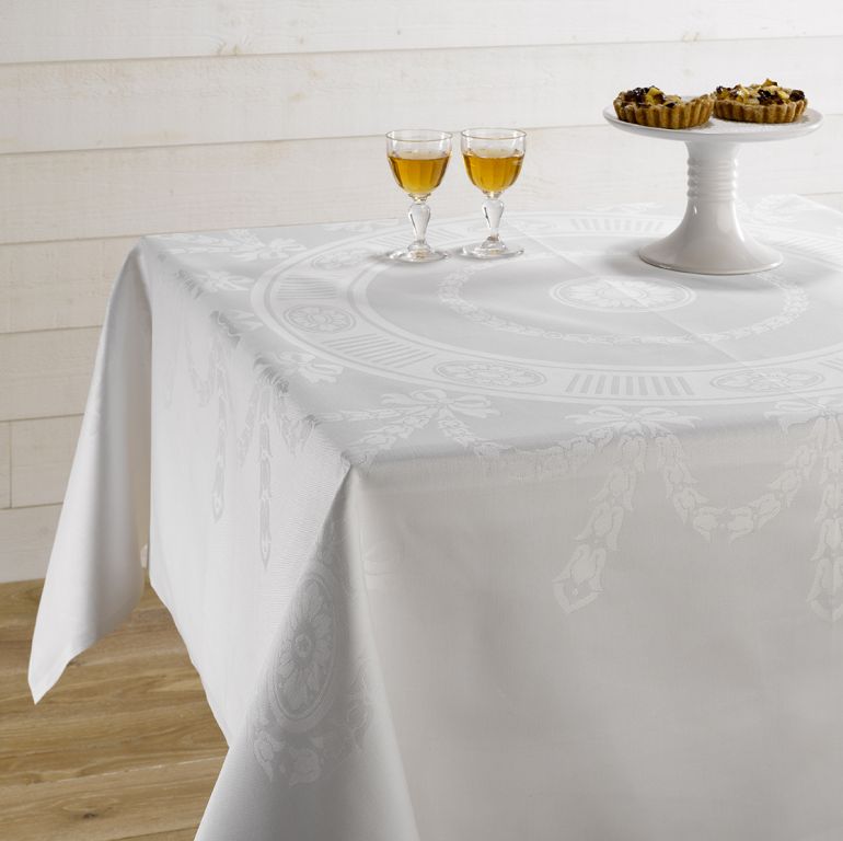 Jacquard cotton table linen with classic medaillon